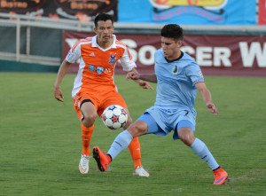 Kupono Low and Minnesota's Kevin Venegas in 2015 (Photo:Rob Kinnan/Carolina RailHawks)