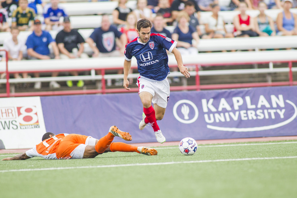 IND_DylanMares_AvoidingSlideTackle2