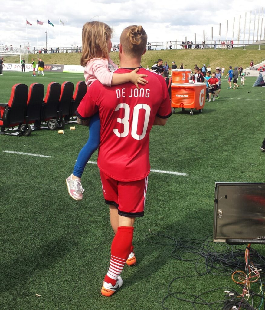 De Jong with his daughter post-game